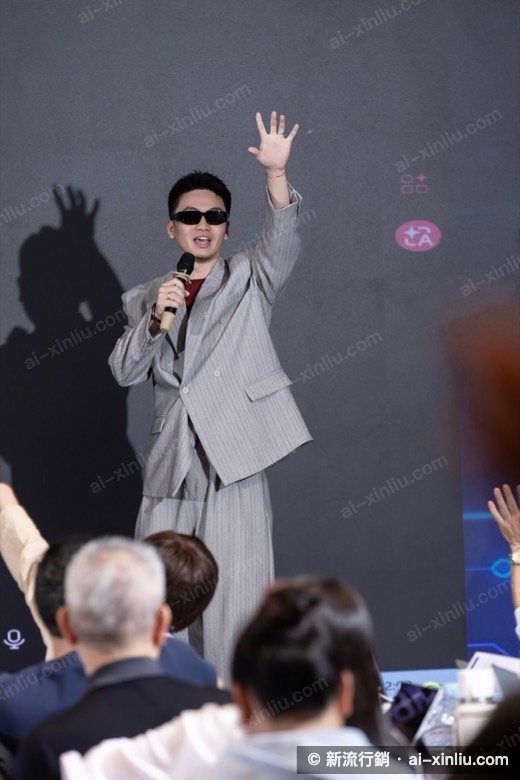 張森在新流行銷 AI 實戰課程現場，站上舞台向台下企業經營者講解 AI 導入