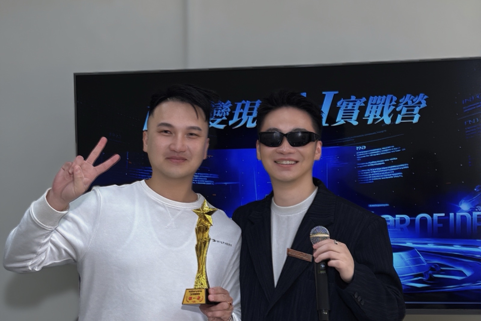 學員捧著獎盃與張森合影