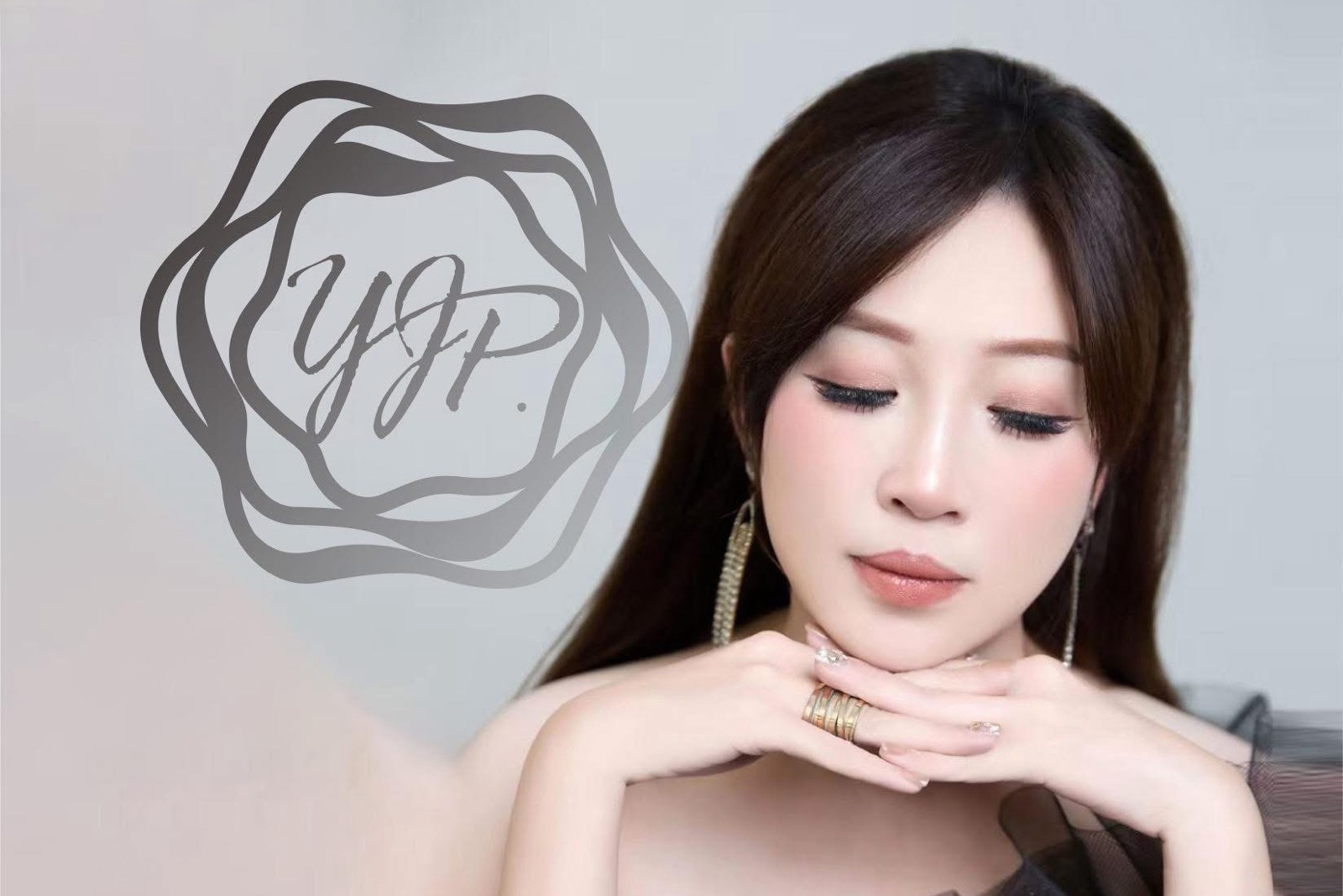 操盤的女裝直播品牌形象照